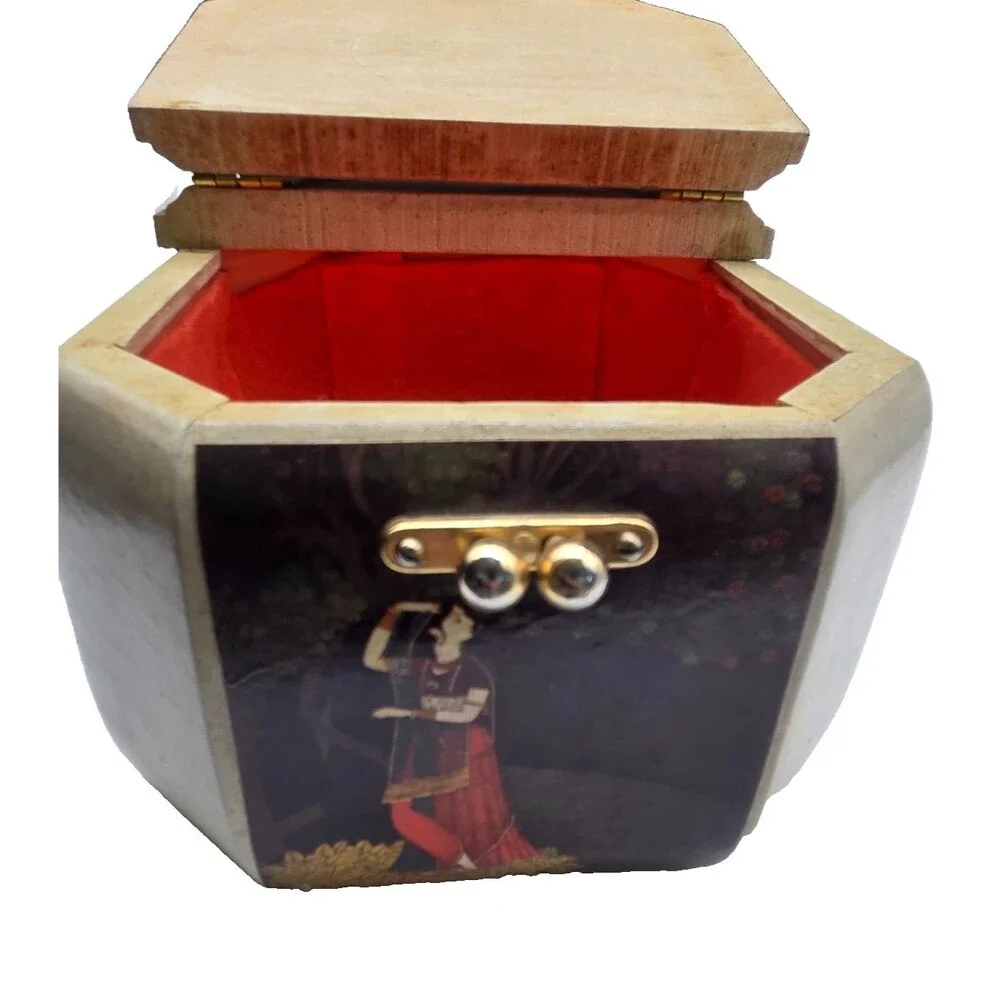 Vintage 1970s Wooden Lacquer Box Purse Indian Motif Felt Lining